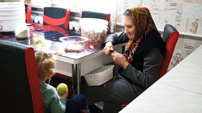"Це найменше, що можемо зробити": як на Вінниччині господині готують для оборонців бутербродне сало "Це найменше, що можемо зробити": як на Вінниччині господині готують для оборонців бутербродне сало