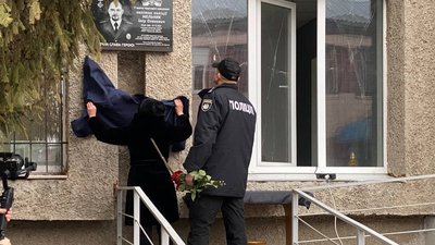 На Черкащині відкрили почесну дошку на честь загиблого поліцейського На Черкащині відкрили почесну дошку на честь загиблого поліцейського