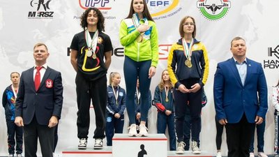 Нагородження переможців чемпіонату Європи з пауерліфтингу. Тетяна Петренко зайняла третє місце й здобула бронзу. Нагородження переможців чемпіонату Європи з пауерліфтингу. Тетяна Петренко зайняла третє місце й здобула бронзу.
