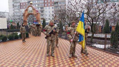 "Це фронт. Це кордон". У Сумах попрощалися з солдатом Андрієм Лебідем "Це фронт. Це кордон". У Сумах попрощалися з солдатом Андрієм Лебідем