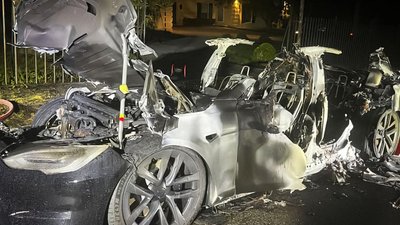 У США спалахнув електрокар Tesla з водієм всередині У США спалахнув електрокар Tesla з водієм всередині