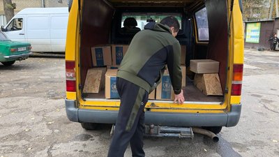 У Миколаєві волонтери роздали гуманітарну допомогу переселенцям з Херсонщини У Миколаєві волонтери роздали гуманітарну допомогу переселенцям з Херсонщини