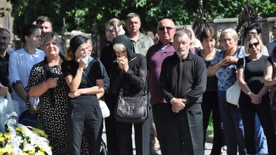 Рідні, друзі та близькі прощаються з бійцем Олександром Хвалою