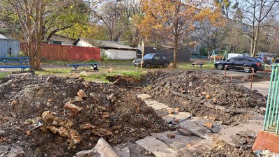 Благоустрій у Житомирі: котлован біля будинку на майдані Згоди засипали Благоустрій у Житомирі: котлован біля будинку на майдані Згоди засипали