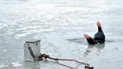 У Полтаві врятували чоловіка, який провалився під лід