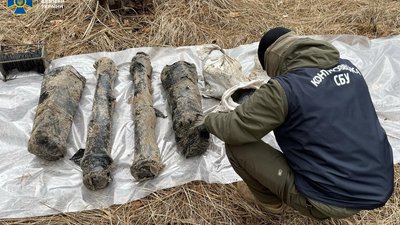 Спецпризначенці відкопали схрон зброї у затриманого на Харківщині бойовика — СБУ Спецпризначенці відкопали схрон зброї у затриманого на Харківщині бойовика — СБУ