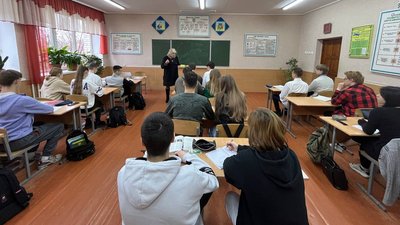 Наголоси, дати і пороговий бал: як в ліцеї у Луцьку випускників готують до НМТ Наголоси, дати і пороговий бал: як в ліцеї у Луцьку випускників готують до НМТ