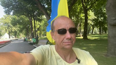 Не зніме, доки не закінчиться війна: житель Харкова родом з РФ їздить по місту з прапором України Не зніме, доки не закінчиться війна: житель Харкова родом з РФ їздить по місту з прапором України