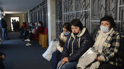 Біля Тернопільської міської територіальної виборчої комісії утворились черги Біля Тернопільської міської територіальної виборчої комісії утворились черги