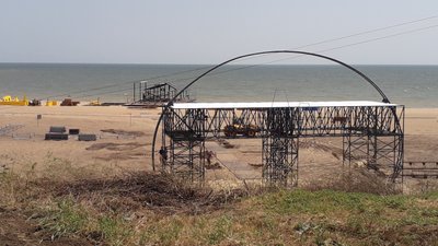 Одна сцена частково у морі. Маріуполь готується до проведення музичного фестивалю Одна сцена частково у морі. Маріуполь готується до проведення музичного фестивалю