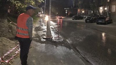 Прорвало трубу: одну з черкаських вулиць затопило водою Прорвало трубу: одну з черкаських вулиць затопило водою