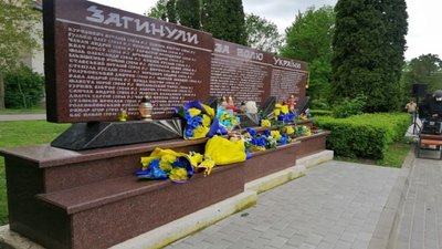 До Дня Героїв тернополяни поклали квіти до стели "Загинули за волю України" До Дня Героїв тернополяни поклали квіти до стели "Загинули за волю України"