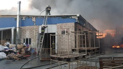 На Харківщині загорівся склад підприємства з гумовою продукцією На Харківщині загорівся склад підприємства з гумовою продукцією