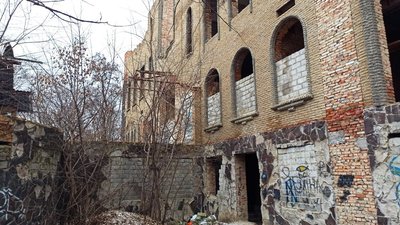 Входи до кропивницької недобудови, на якій торік загинула школярка, закладуть цеглою Входи до кропивницької недобудови, на якій торік загинула школярка, закладуть цеглою