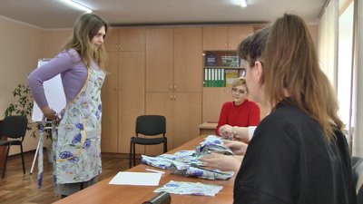 Відвідувачка курсів демонструє фартух, який пошила власноруч Відвідувачка курсів демонструє фартух, який пошила власноруч