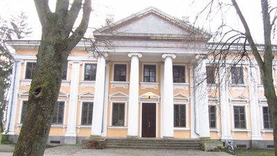 Зникли Євангеліє, кольчуга, бивень мамонта: на Рівненщині обікрали музей Зникли Євангеліє, кольчуга, бивень мамонта: на Рівненщині обікрали музей