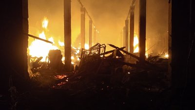 Згоріло 20 тонн сіна, 3 автомобілі та домашнє майно: на Закарпатті горів колишній склад колгоспу Згоріло 20 тонн сіна, 3 автомобілі та домашнє майно: на Закарпатті горів колишній склад колгоспу