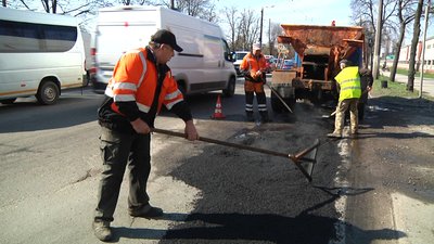 У Житомирі розпочали латати ями на дорогах. Як це відбувається У Житомирі розпочали латати ями на дорогах. Як це відбувається