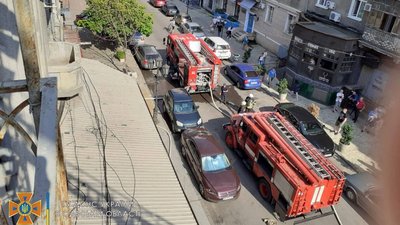 У центрі Одеси спалахнув житловий будинок: мешканців евакуюювали У центрі Одеси спалахнув житловий будинок: мешканців евакуюювали