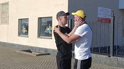 Звільнений з полону Євген Ребров разом з сином