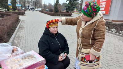 Бажаючі могли приміряти українське чільце та хустку. Бажаючі могли приміряти українське чільце та хустку.