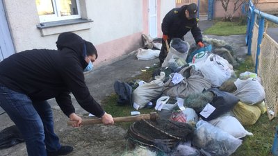 Порубали сокирою: на Волині знищили майже пів тисячі вилучених у браконьєрів сіток