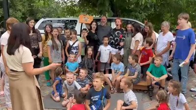 іноземець з дитбудинку возить польову кухню та частує українських дітей-сиріт іноземець з дитбудинку возить польову кухню та частує українських дітей-сиріт