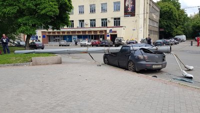 У Харкові електроопора впала на автомобіль У Харкові електроопора впала на автомобіль