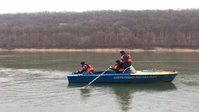 Рятувальники на Тернопільщині понад добу розшукують рибалку, лодка якого перевернулася на Дністрі Рятувальники на Тернопільщині понад добу розшукують рибалку, лодка якого перевернулася на Дністрі