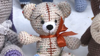 Переселенка в черкаському парку в’яже іграшки просто неба Переселенка в черкаському парку в’яже іграшки просто неба