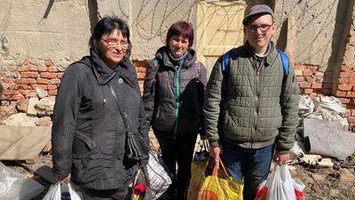 Любов з родиною допомагають принести речі друзям. Любов з родиною допомагають принести речі друзям.