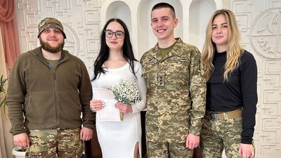 Вісімдесят п'ять пар молодят на Донеччині скріпили свої стосунки шлюбною обітницею й обмінялись обручками Вісімдесят п'ять пар молодят на Донеччині скріпили свої стосунки шлюбною обітницею й обмінялись обручками