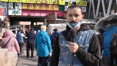 Івано-Франківськ: центральний ринок не працює, черги людей біля входу стоять Івано-Франківськ: центральний ринок не працює, черги людей біля входу стоять