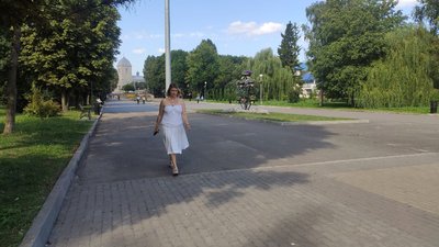Жінка в парку Жінка в парку