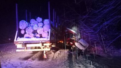 Смертельна ДТП на Київщині: на слизькій дорозі лісовоз зіштовхнувся з вантажівкою