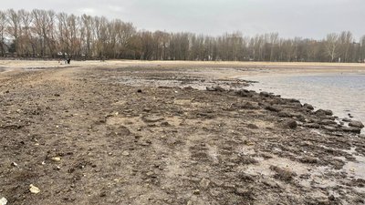 Рівень води у Дніпрі біля Черкас сягнув рекордно низьких показників. У чому причина Рівень води у Дніпрі біля Черкас сягнув рекордно низьких показників. У чому причина