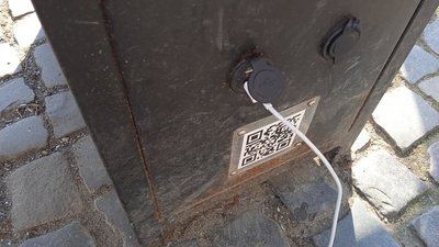 Лавицю з сонячними батареями розбили вандали в Ужгороді Лавицю з сонячними батареями розбили вандали в Ужгороді