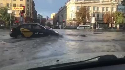 У Дніпрі рятувальники та комунальники продовжують ліквідовувати наслідки негоди У Дніпрі рятувальники та комунальники продовжують ліквідовувати наслідки негоди