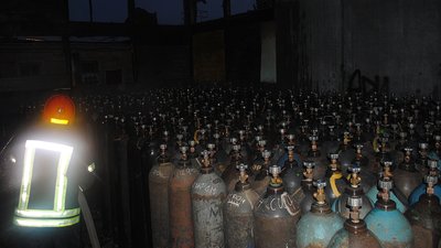 У Миколаєві рятувальники гасили пожежу в складському приміщенні