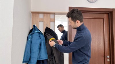 У Тернополі школярам роздають світловідбивачі У Тернополі школярам роздають світловідбивачі