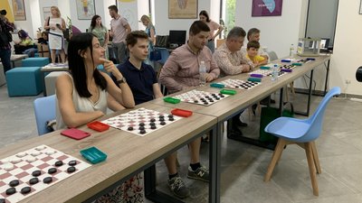 11-річна киянка, граючи в шахи, зібрала вже 84 тисячі гривень для допомоги ЗСУ