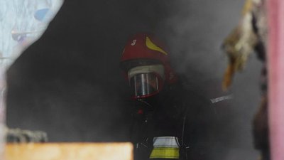 Рятувальники у задимленому приміщенні