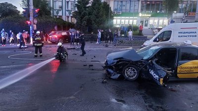 Водій, який після ДТП у Рівному втік, прийшов у поліцію з адвокатом. Знайшли і пасажира