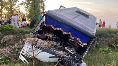 На Прикарпатті зіткнулися рейсовий автобус та легковик. Одна людина загинула, шістьох госпіталізували На Прикарпатті зіткнулися рейсовий автобус та легковик. Одна людина загинула, шістьох госпіталізували