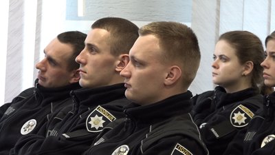 "Щоб не відчувати бар'єрів у спілкуванні" — майбутні поліцейські у Житомирі вивчають жестову мову "Щоб не відчувати бар'єрів у спілкуванні" — майбутні поліцейські у Житомирі вивчають жестову мову