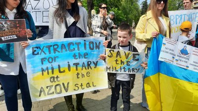 "Ми не відступимо". У Франківську відбулася акція "Врятуйте Маріуполь!"