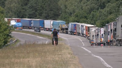 У пункті пропуску "Ягодин" на Волині 30-кілометрова черга з вантажівок У пункті пропуску "Ягодин" на Волині 30-кілометрова черга з вантажівок