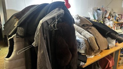 “Я почуваю себе тут в безпеці”: в Запоріжжі працює ательє в підвалі зруйнованого будинку “Я почуваю себе тут в безпеці”: в Запоріжжі працює ательє в підвалі зруйнованого будинку