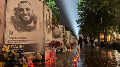 У Хмельницькому засвітили промені памʼяті в честь загиблих героїв