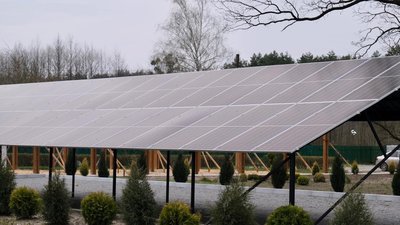 Для зручності автомобілістів на території збудована автостоянка з сонячними навісами Для зручності автомобілістів на території збудована автостоянка з сонячними навісами